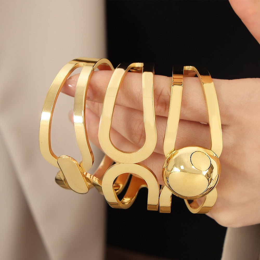 18K gold simple and elegant geometric hollow design light luxury style bracelet - SAOROPHO