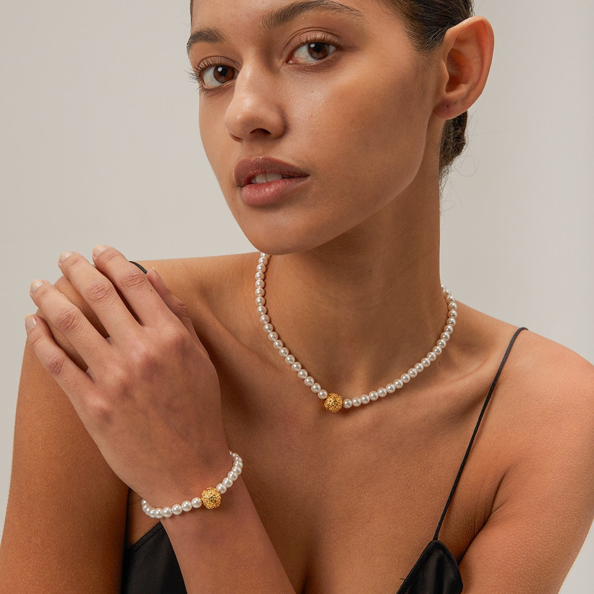 18k gold noble and majestic hammered embossed flower and pearl design bracelet - SAOROPHO
