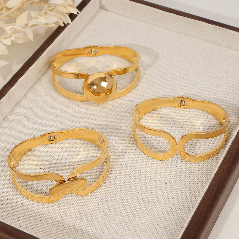 18K gold simple and elegant geometric hollow design light luxury style bracelet - SAOROPHO